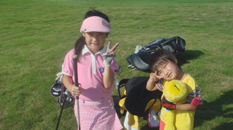 （左）姉・綾夏さんと（右）髙木選手