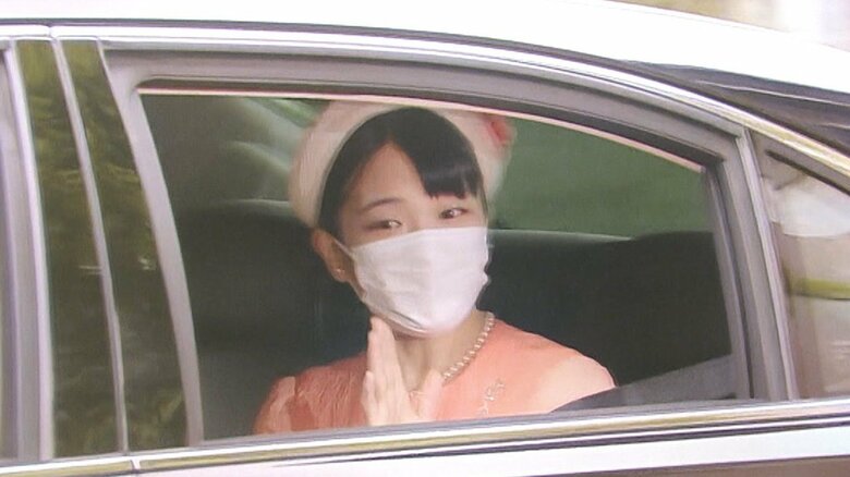 お別れの挨拶をする上皇ご夫妻のもとを訪れる眞子さん(25日)