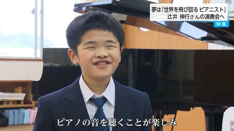 プレゼントを受け取り笑顔の旬介さん