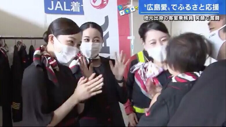 家族連れの来場者とふれあう橘さん（左）と田地さん（中央）