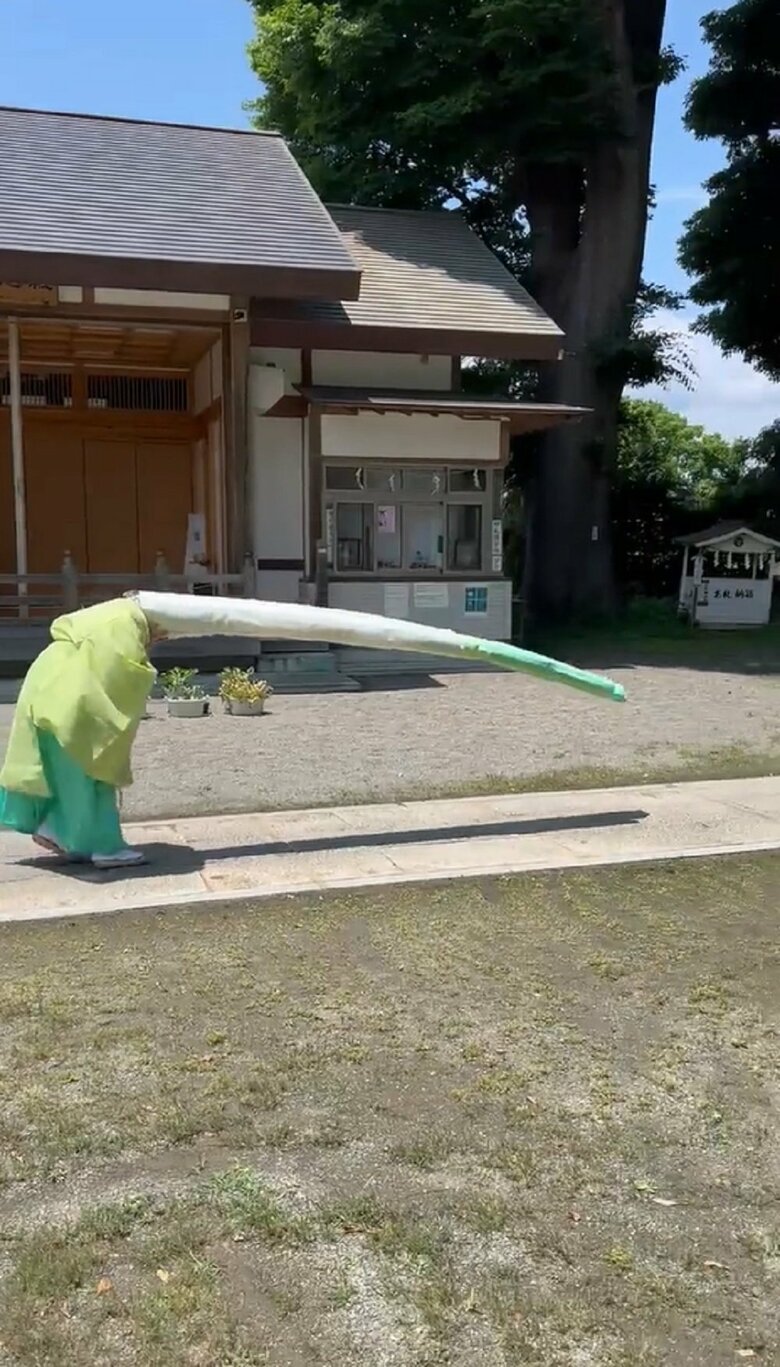 頭を下げる
