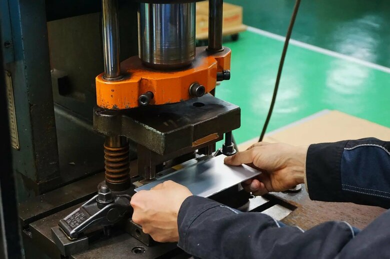 製造の流れ（その2）切断したアルミ板をプレス加工する