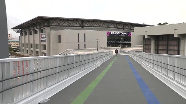 道路を挟んで建つアリーナと体育施設をつなぐペデストリアンデッキ