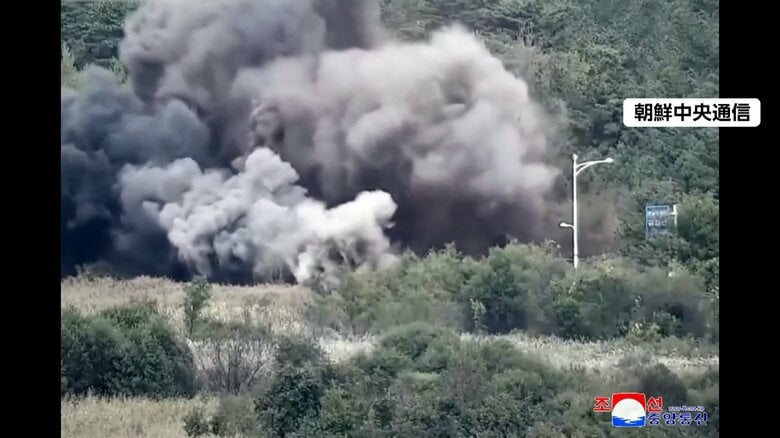 17日付の労働新聞の一面に掲載された道路や鉄道が爆破される瞬間の写真