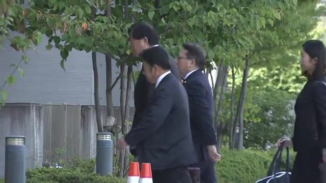 裁判所へ入る亀岡被告