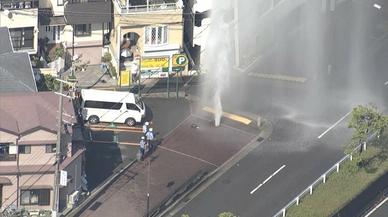 噴き出した水であっという間に大きな水たまりが
