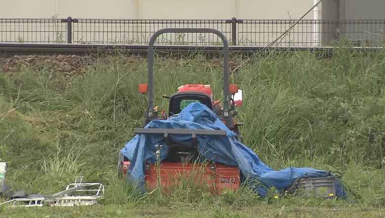 強風で飛ばされたとみられる小屋に置かれていた農機具