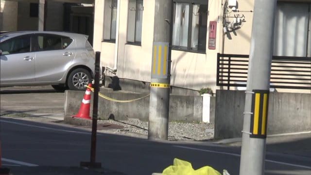 住宅街にある駐車場で女性が頭から血を流し倒れているのが見つかる