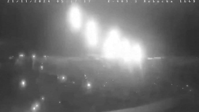 ウクライナ・ドニプロに落下するロシアのミサイルと思われる火光群(11/21)