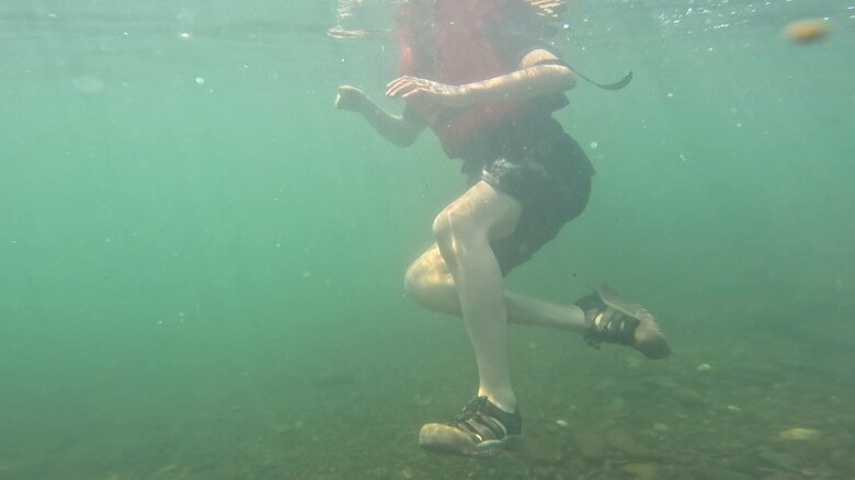 突然現れる深みで足がつかなくなると体が流れに押し流される