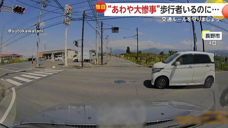 撮影者の前を横切っていった右側から信号を無視した車