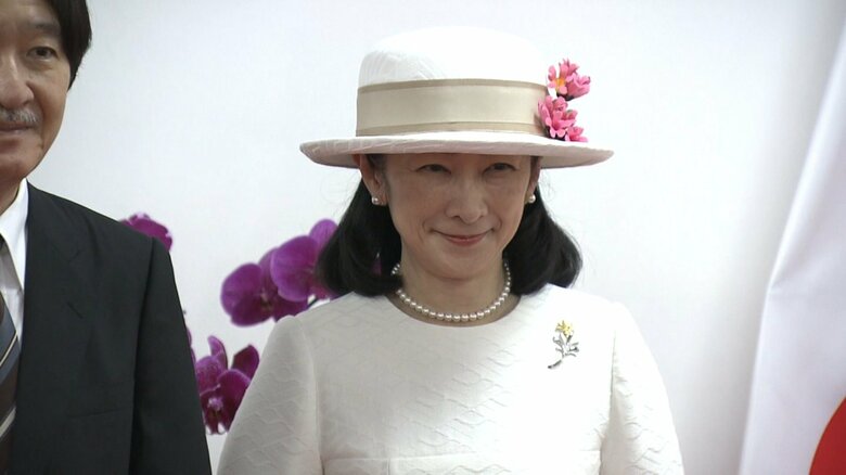 帽子にあしらわれたのは、パラグアイの伝統的なレースで作られた国の花「ラパチョ」