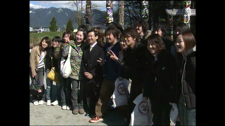 日本人学生と記念撮影される皇太子さま