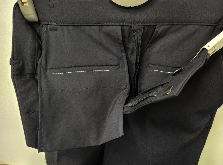 内側から見た後ろポケット、白い糸が仕付け糸（提供：ユニクロ）