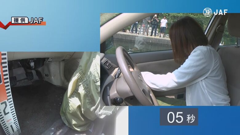 車が水没するとドアは開かなくなる（JAFの実験）