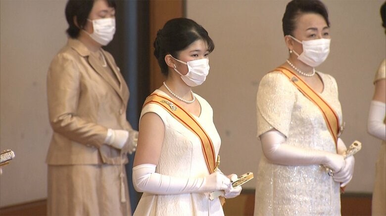 新年祝賀の儀に参加される信子さま（右、手前は愛子さま）