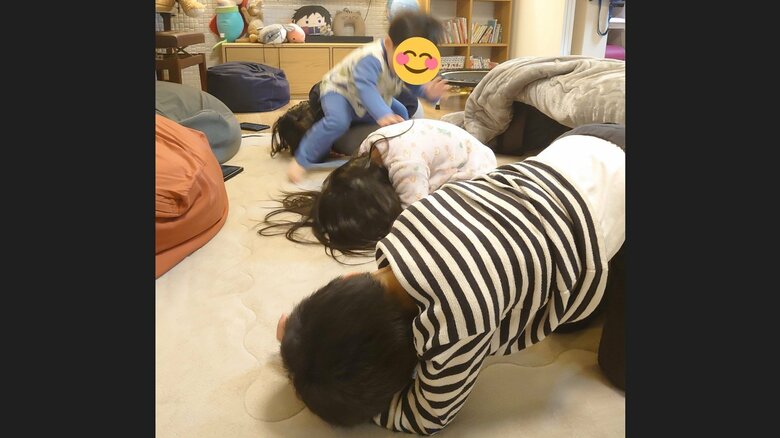 普段は仲良し。次男くんの跳び箱の練習台になることも