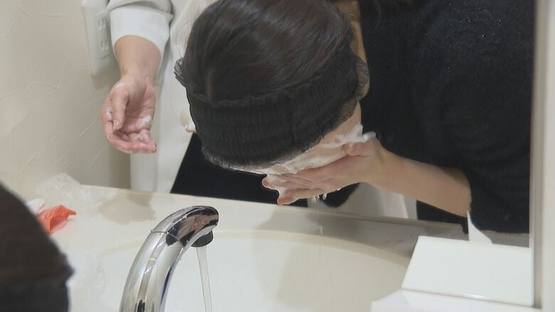 ぬるま湯で丁寧に洗い流す