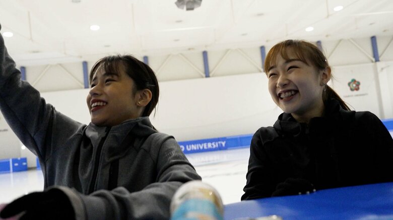 山下真瑚とリンクで笑い合う松生（9月）
