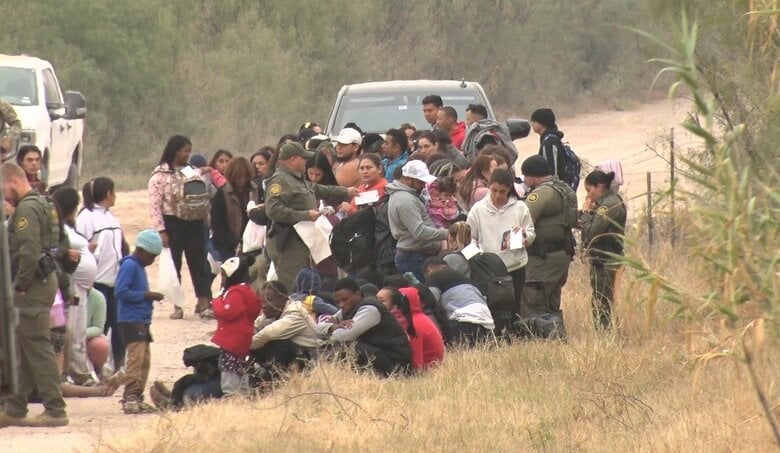 人身売買業者が国境閉鎖の偽情報を流しているという