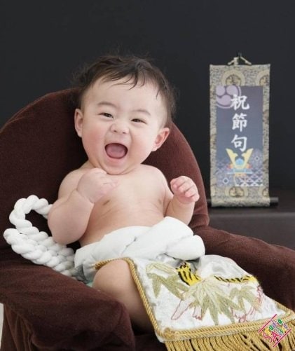 初節句の記念写真でご機嫌な息子さん