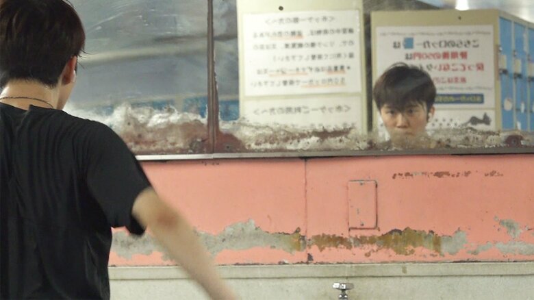 練習前にウォームアップをする友野（2025年8月）