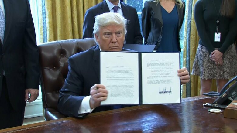 就任4日後には、キーストーンXLパイプラインなどの建設を推進する大統領令に署名（2017年1月24日）