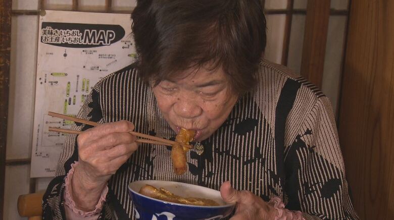 試食する斉藤小夜子さん