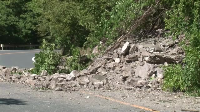 大量の土砂が国道をふさぐ 江津市の国道261号線が全面通行止め 路線バス運行など影響（島根）