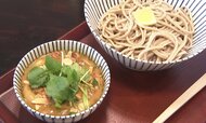 「エスニック感たっぷり」“進化形立ち食いそば”が人気…「グリーンカレーつけそば」や「出汁割りワイン」などメニューに