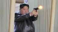 金正恩総書記が娘・ジュエ氏と拳銃を発砲しライフルも　新型拳銃の工場視察し「素晴らしい拳銃」高評価