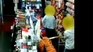 【独自】店員の死角からバット3本窃盗 男2人組“盗みの連係プレー”