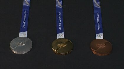 ミラノ・コルティナ五輪のメダル公開　イタリア造幣局がリサイクル金属で制作