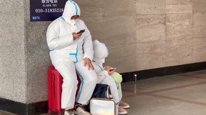 防護服を着た人まで…コロナ急増の中国　駅や火葬場が大混雑　一方、新たに開設の「発熱外来」は閑散