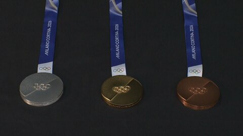ミラノ・コルティナ五輪のメダル公開　イタリア造幣局がリサイクル金属で制作