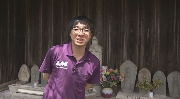 木曽を案内する加藤さん