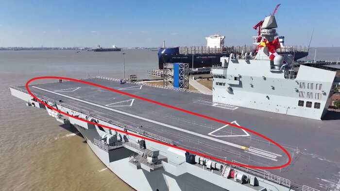 「四川」は他の国の海軍では例を見ない電磁カタパルト（赤枠）を装備した強襲揚陸艦となっている