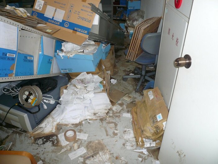 2011年4月28日撮影した病院地下カルテ庫。地震で棚が倒れ、津波により浸水した(提供:真壁病院)