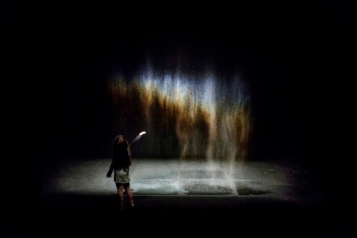 『ビューティー』1993年 Beauty, 1993 Spotlight, water, nozzles, wood, hose, pump Dimensions variable Installation view: Moderna Museet, Stockholm 2015 Photo: Anders Sune Berg Courtesy of the artist; neugerriemschneider, Berlin; Tanya Bonakdar Gallery, New York / Los Angeles © 1993 Olafur Eliasson