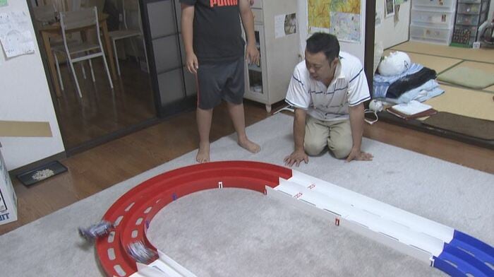 敏博さんのミニ4駆はコースの外へ…