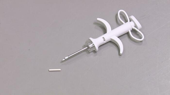 マイクロチップと専用の注射器