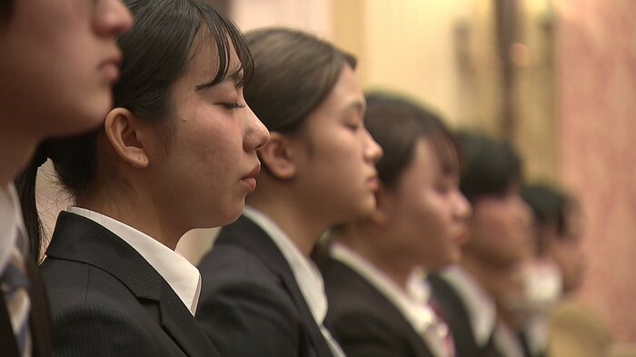 新入社員は77人