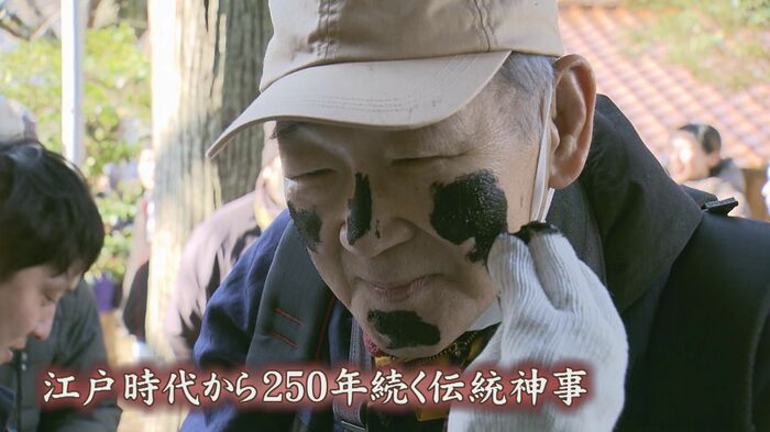 老若男女の顔に墨をつける
