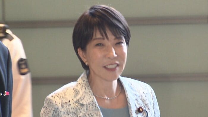 笑顔で出邸する高市総理　19日