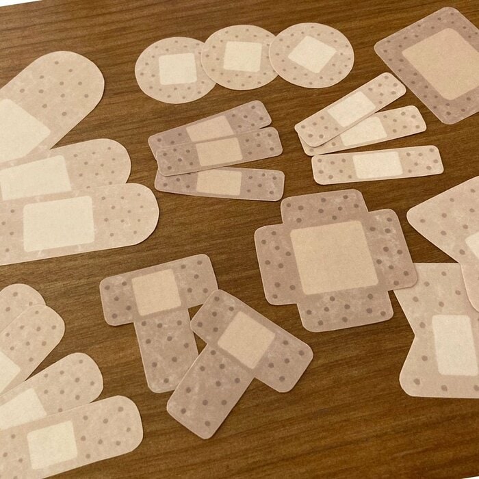 母親のhibikさん手作りの「絆創膏シール」