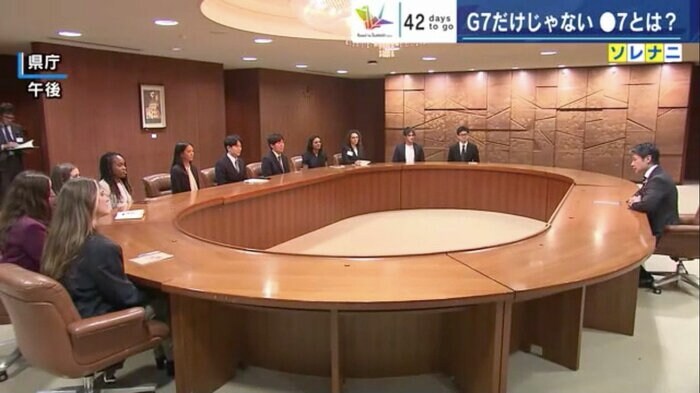 4月7日、広島県庁で湯崎知事(右)と対談するY7メンバー