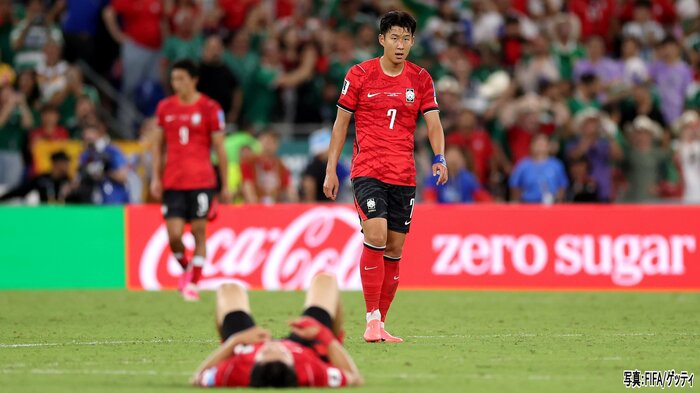 南アフリカに敗れて肩を落とすソン・フンミン選手（7番）ら韓国代表の選手たち