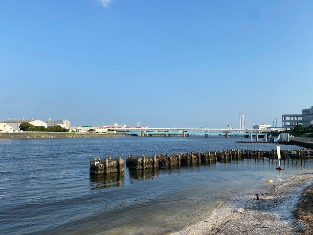 鶴見川河口は砂浜も整備され地域住民の憩いの場に