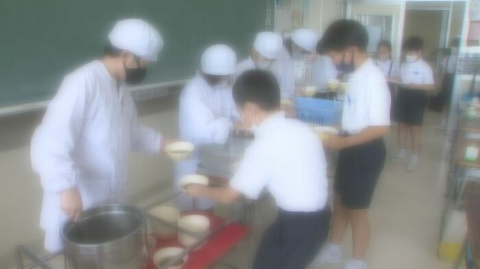 いつの時代も給食は、楽しい時間