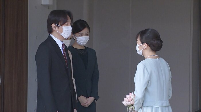 10月26日、秋篠宮ご夫妻、佳子さまと別れの挨拶をする眞子さん(10月26日 赤坂御用地)